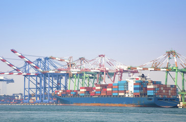 Fototapeta premium Large container vessel unloaded in Port of kaohsiung