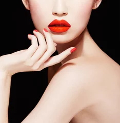 Schöne Hautfrau mit den roten Lippen und den Nägeln lokalisiert auf schwarzem Hintergrund. Körperpflege, Make-up. © MoustacheGirl