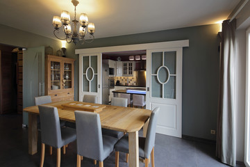 intérieur maison cuisine et salle à manger
