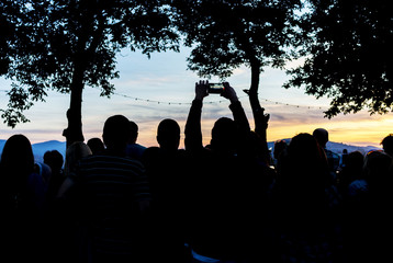 Fototapeta premium Crowd people together outdoor waiting for sunset