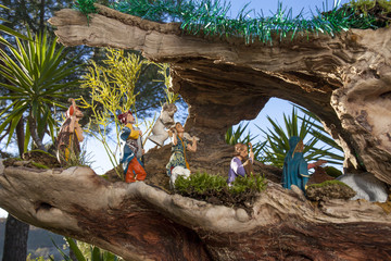Presepe natalizio allestito all'interno di un tronco d'albero