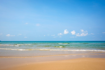 Fototapeta na wymiar Beautiful white sand beach at Koh Chang island ,Thailand
