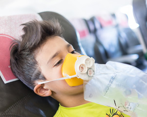Kid traveling by airplane with need for oxigen first emergency a