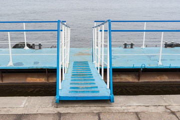 Floating pier for mooring small pleasure yachts and boats on a river