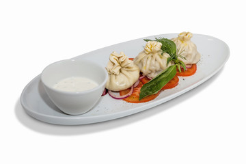 манты с соусом и овощами