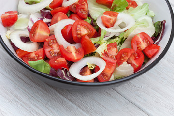 Delicious green salad with tomatoes