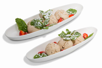 мороженое сливочное с клубникой и мятой