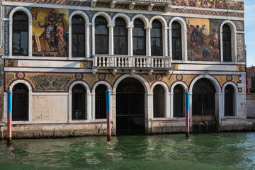 Panele Szklane  Stara fasada wzdłuż typowego kanału wodnego w Wenecji, Włochy