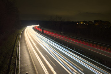Fototapeta na wymiar Lichtspuren auf Schweizer Autobahn