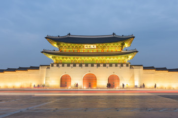 Obraz premium Late night traffic blurs past Gyeongbokgung Palace in Seoul,Sout