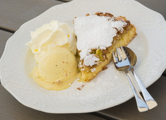 tarte aux pommes/Apfelstrudel avec glace vanille et chantilly