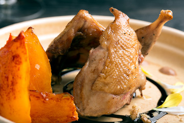 Quail thigh with fruits
