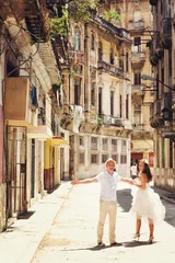 Tableaux ronds sur aluminium Havana Couples heureux dans la vieille ville de La Havane