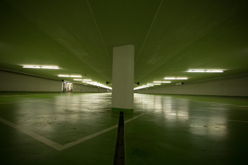 Symmetrie in leerem Parkhaus in Mainz am Rheinufer