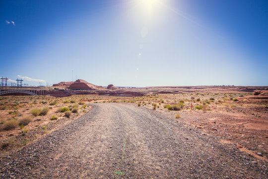 Wüstenstraße in Amerika mit tief stehender Sonne