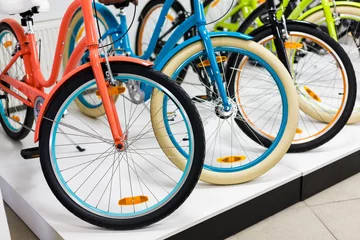 Crédence de cuisine en verre imprimé Vélo Women's city bike row in the store