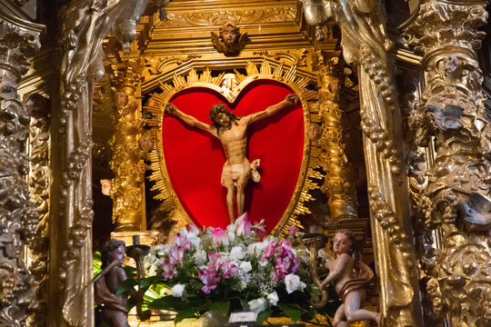  Imagen de Cristo Enmarcado en Corazon - Imagen escultorica de Cristo crucificado enmarcado en corazon rojo con bordes dorados    Retablo de la Iglesia del Cristo en Tabuyo del Monte