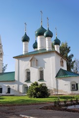 Fototapeta na wymiar Old orthodox church in Yaroslavl, Russia.