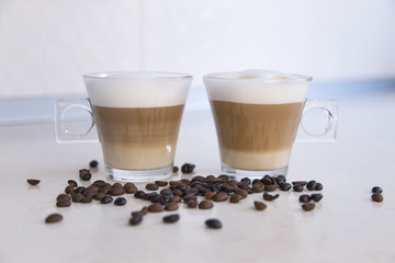 Milchkaffee mit Kaffeebohnen