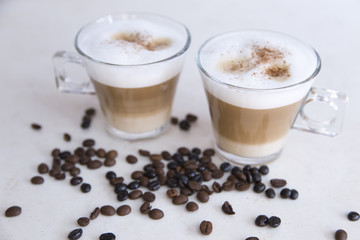 Milchkaffee mit Kaffeebohnen