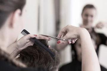 Crédence de cuisine en verre imprimé Salon de coiffure Cutting man's hair