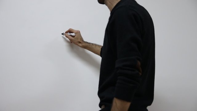 adam tahtaya son kelimesini yazıyor