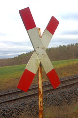 Andreaskreuz an einem Bahnübergang