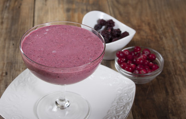 Smoothie of blackberries and cranberries with marshmallow