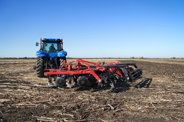 Obraz premium Powerful tractor plowing a field