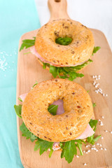 Zwei Sesame- Bagels