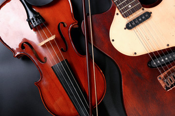 Obraz na płótnie Canvas Electric guitar and violin on grey background
