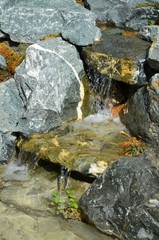 Steinbrunnen Trockenbau Wasserfall 