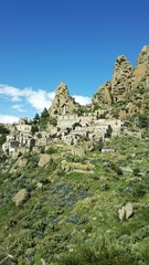 Piccolo paesino arroccato su una roccia