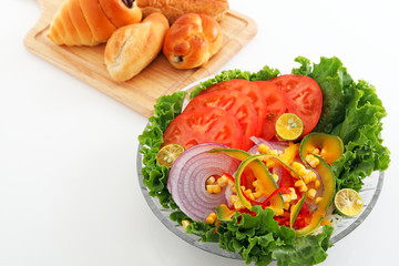 新鮮なサラダとパン