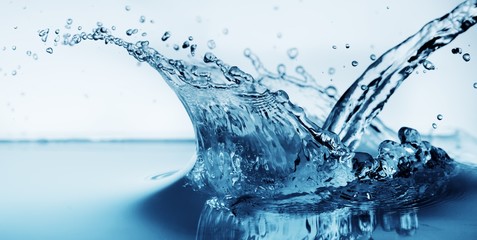 Schoon water en waterbellen in blauw