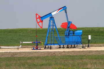Fototapeta na wymiar Blue and red oil well