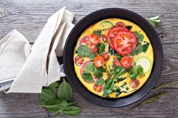 Cercles muraux Oeufs sur le plat Fresh fritatta with zucchini and tomatoes