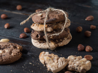 Leckere Schokoladenkekse gestapelt auf dunklem Holzuntergrund