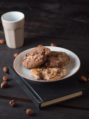 Kekse mit einem Espresso und einem Notizbuch