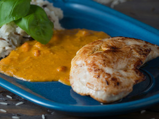 Nahaufnahme von einem Teller Huhn-Curry mit Wildreis