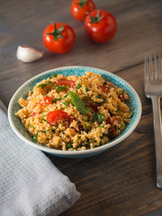 Couscous mit Tomaten und Basilikum