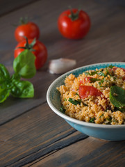 Couscous mit Tomaten und Basilikum
