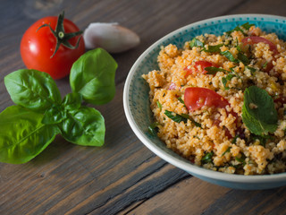 Couscous mit Tomaten und Basilikum