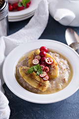 Multigrain porridge with bananas and cranberry