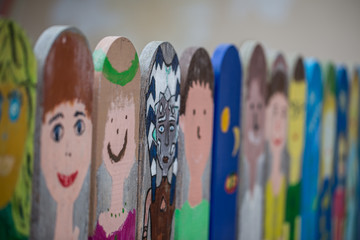 Selbst gestalteter Zaun eines Kindergartens