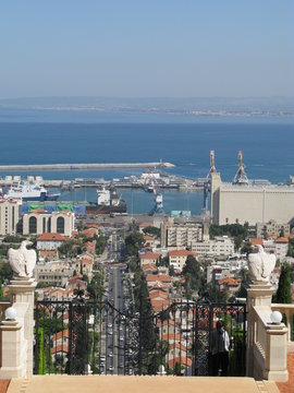 Вид на проспект Бен Гуриона и порт города Хайфы с Бахайского храма. Израиль.