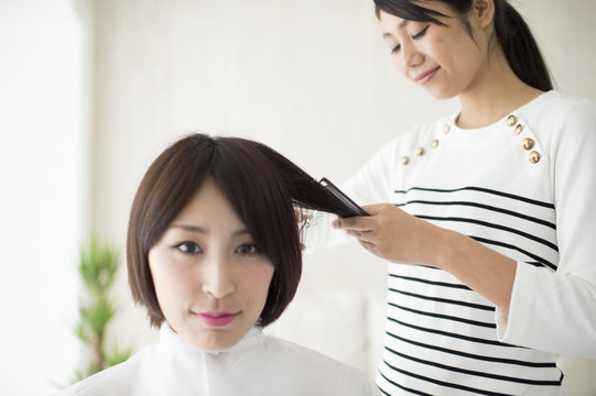Women are cutting hair in hair salon