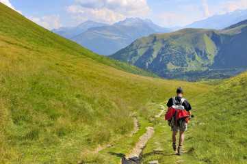randonneur en été sur un sentier dans les Alpes - France