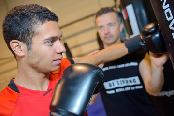 Plakat Young man training to box