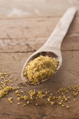 bulgur biologico su cucchiaio legno e fondo legno